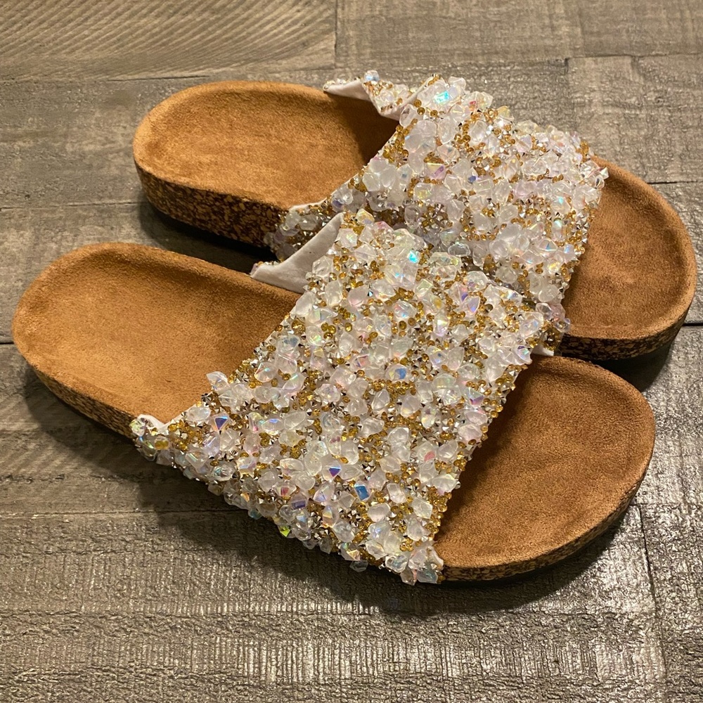 Size 7 sparkle slides 😎
